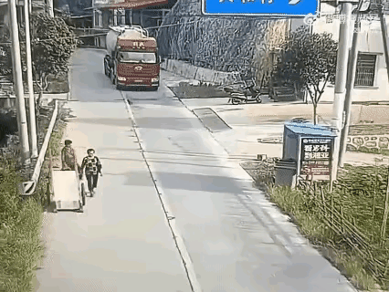 这看着像碰瓷，其实不一定是碰瓷。
事实上，居住在公路边上的农村人，存在一个突出问