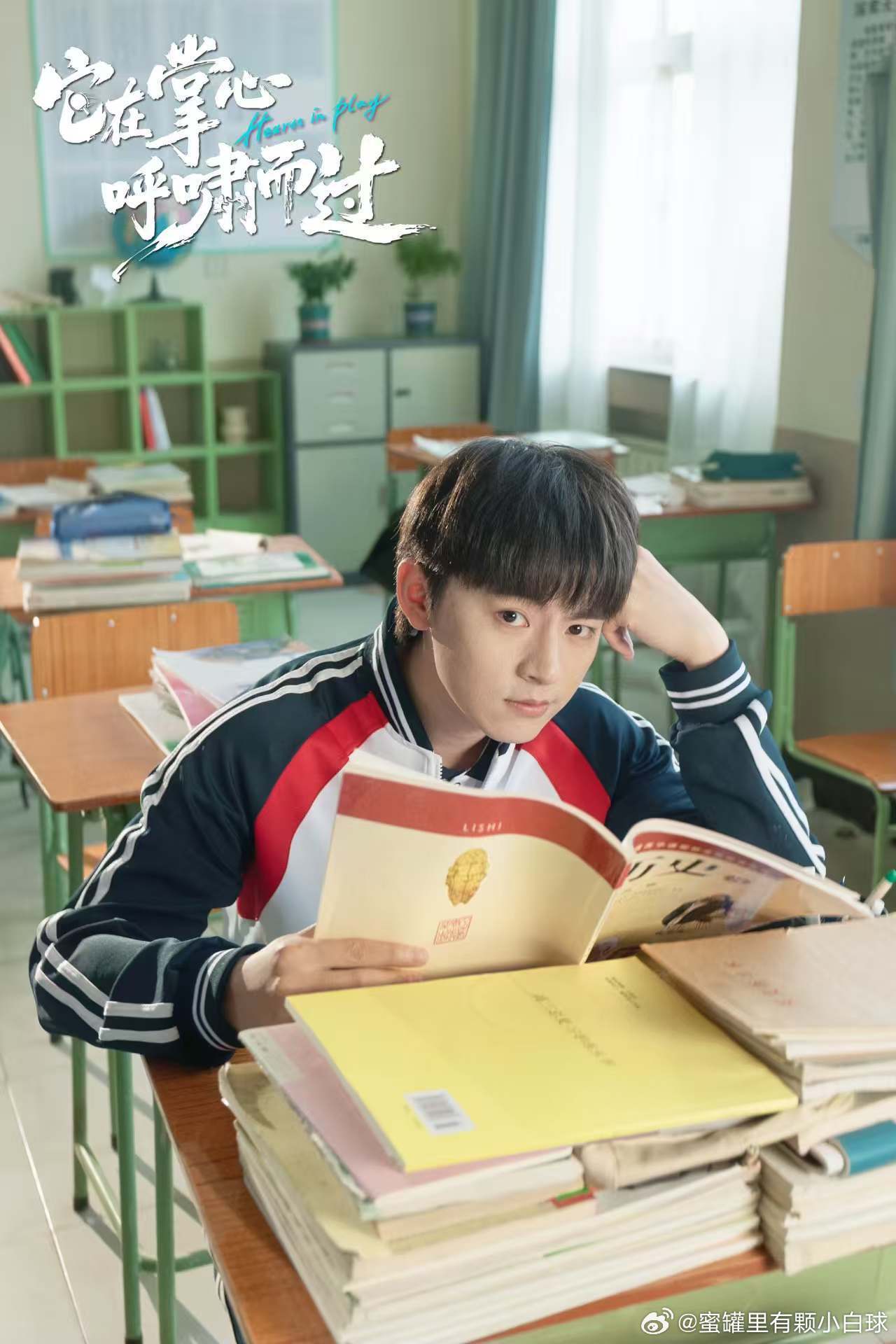 它在掌心呼啸而过它在掌心呼啸而过开播 球擦过胶皮的0.01秒，是青春最滚烫的风声