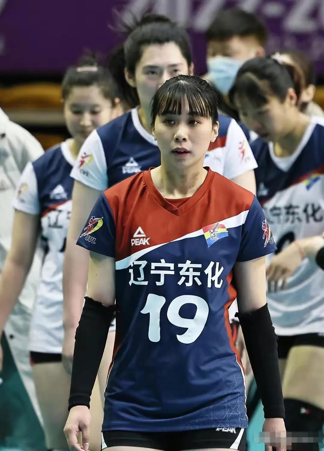 我来评评女排联赛最佳阵容：
前四名中的最佳阵容：
最佳主攻：李盈莹、仲慧
最佳副