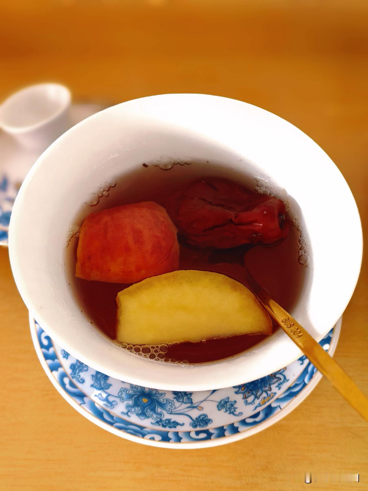 下午煮了一壶陈皮红枣苹果水
