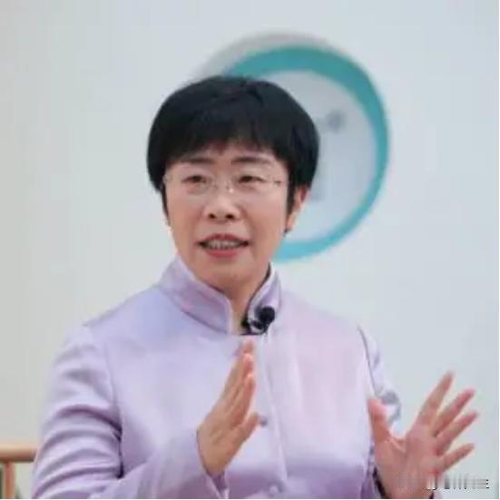 北大才女蒙曼48岁至今未婚，朱迅问她：“你最想嫁给谁？”没想到，她脱口而出说的一