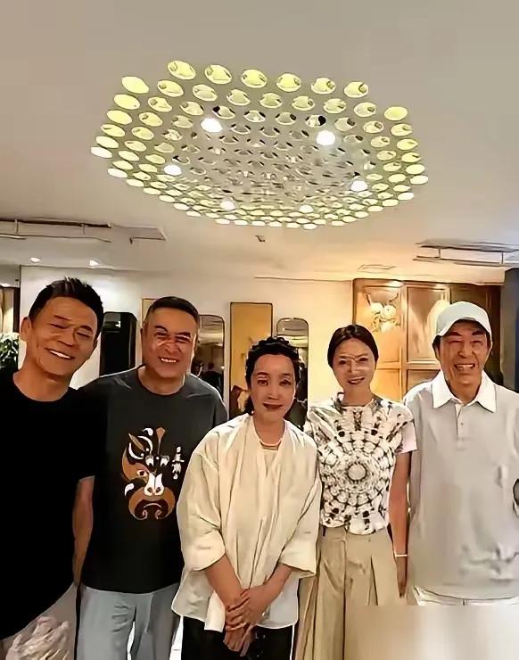 孙浩张嘉益夫妇和张艺谋夫妇，在《主角》成功后的一张合影。
从图片上看，影后王海燕