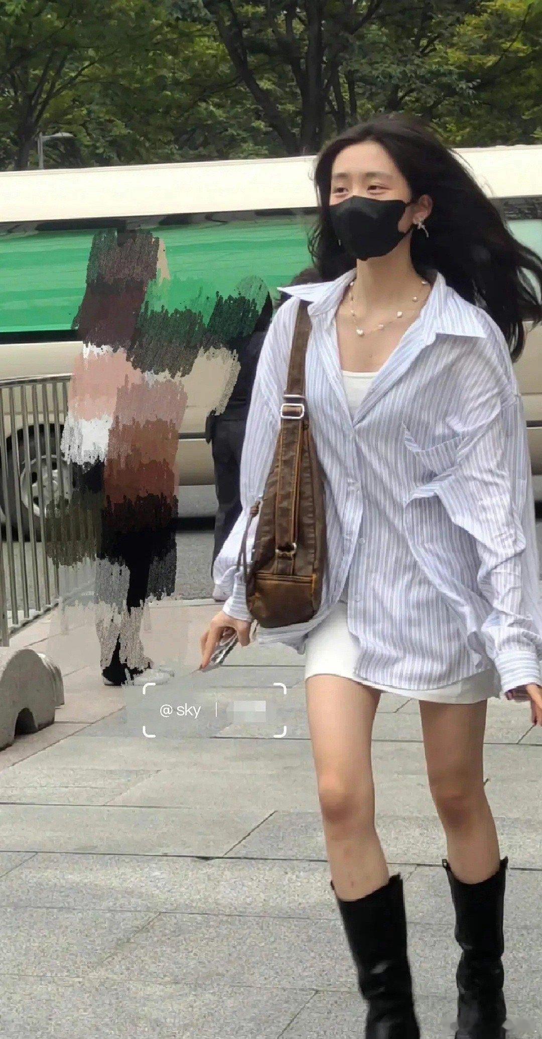 黄多多路人偶遇照，还没进圈有些人的恶意就越来越大了。 ​​​