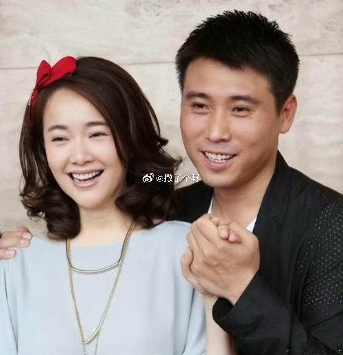 李乃文和老婆牵手外出对李乃文老来得粉这句话有了深刻的理解，以前和老婆外出哪里会碰