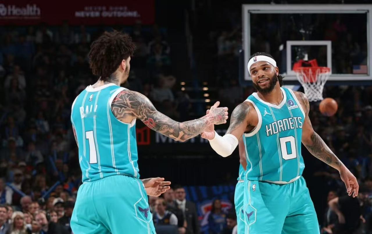 鲍尔刷新历史最快纪录，黄蜂狂胜爵士，两名新秀效率爆了！
爵士今天没有马卡也没有弩