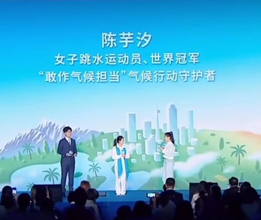 在世界冠军的光环之下，
陈芋汐始终以另一种身份默默发光一一
她是一名德才兼备、热