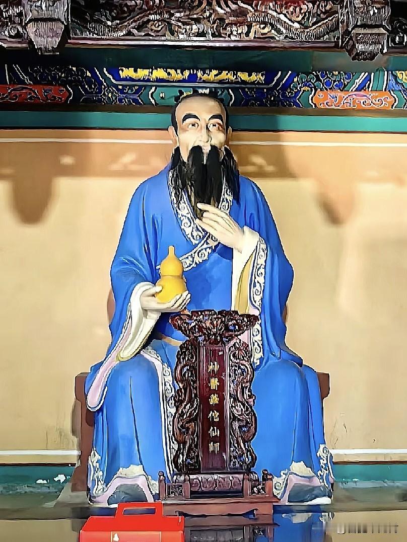 神医华佗仙师｜手持药葫芦的一代外科圣手
 
这尊供奉的是神医华佗仙师。
 
造像