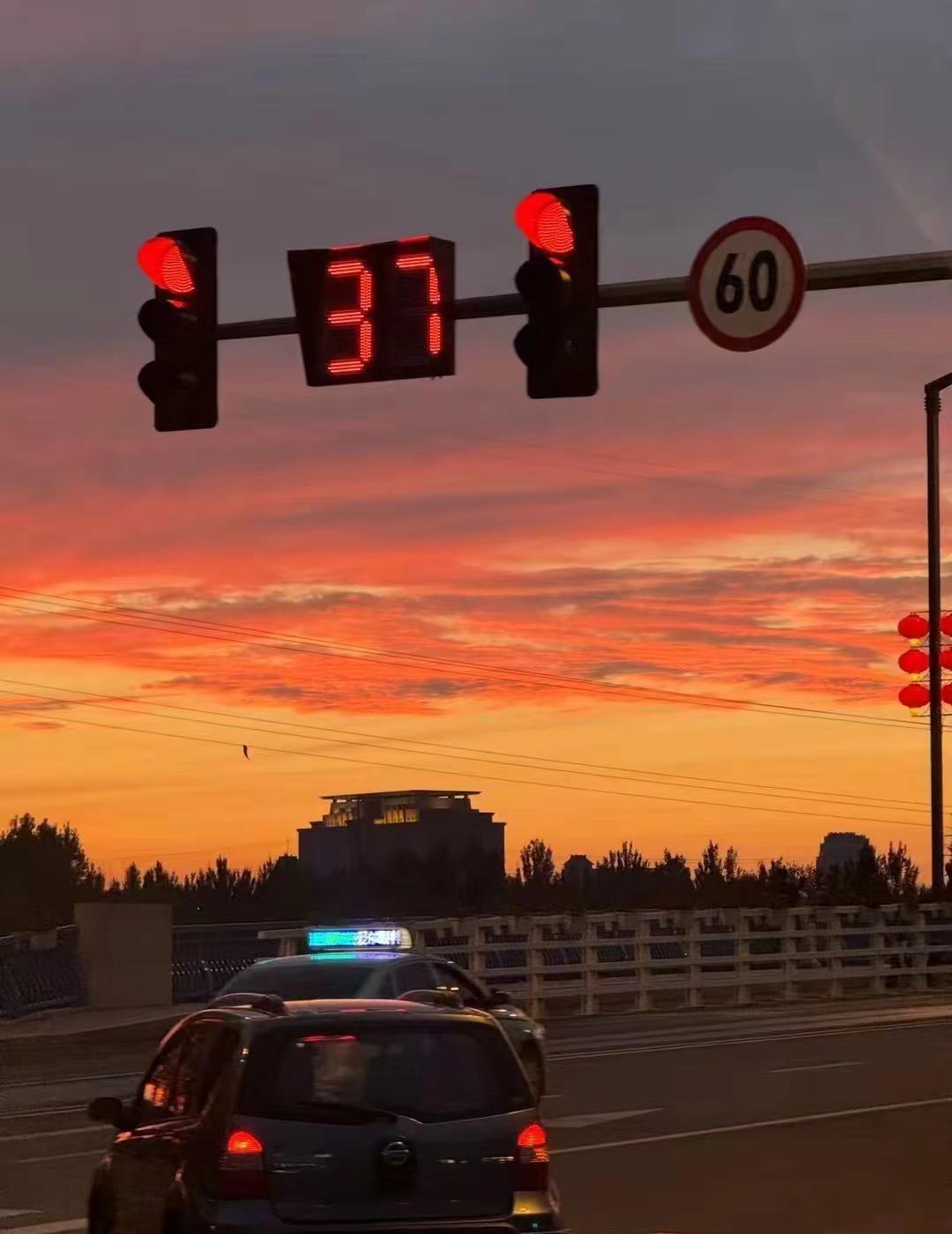 黄昏会把所有的不开心，都揉进温柔的橘色晚风里。