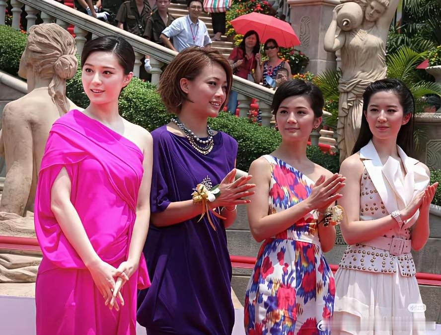 穿紫色衣服的这个女人是谁呀？居然比刘亦菲还有气质，还漂亮 