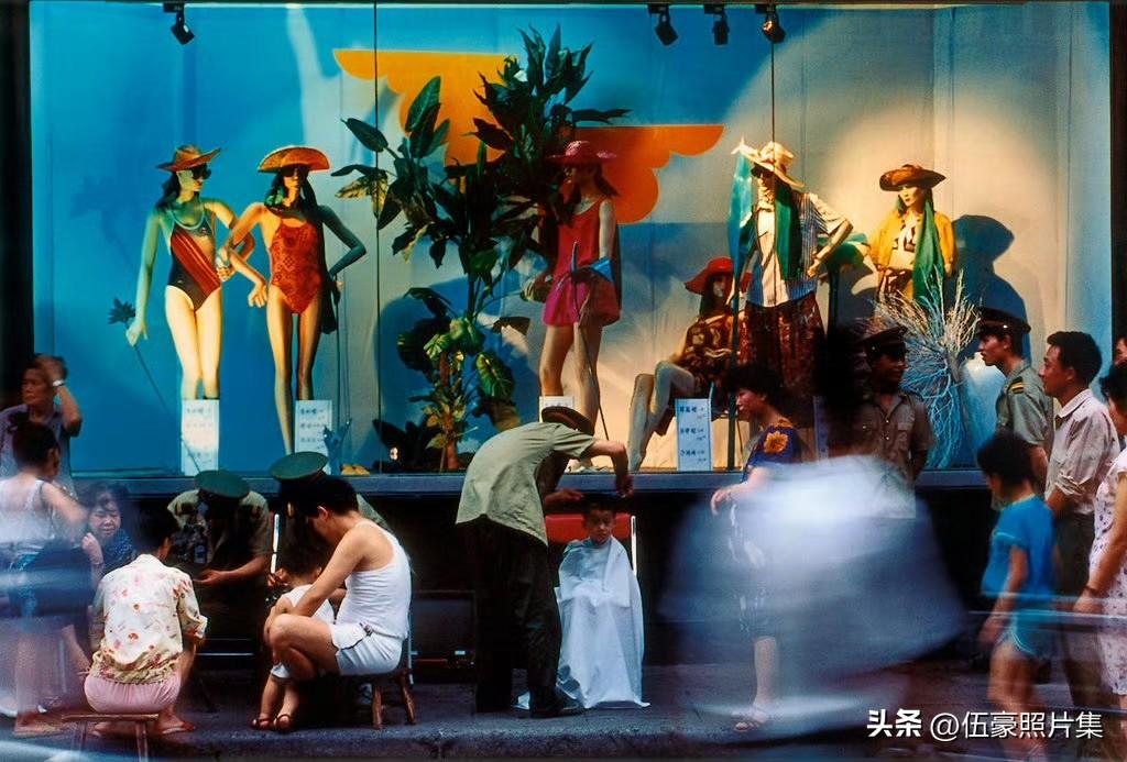 1991年春，上海市“南京路上好八连”官兵在闹市区开展便民服务，帮群众修鞋、理发