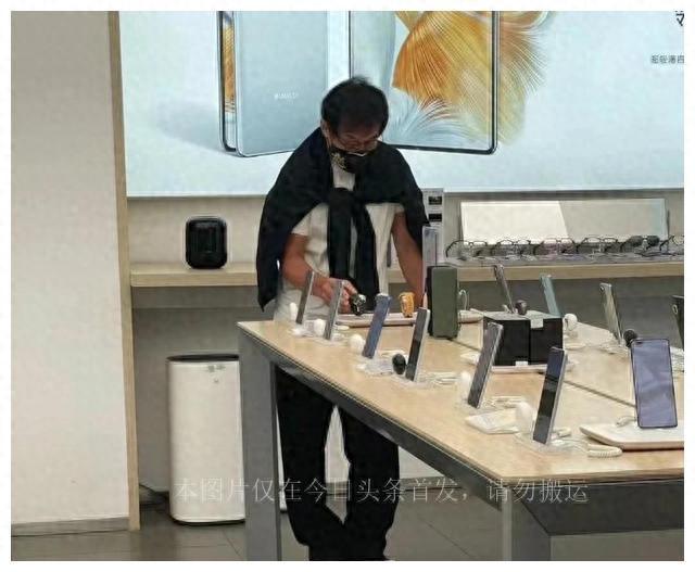 发现，现在越来越多明星用国产手机了,难道iPhone失宠了？像有人在华为线下店偶