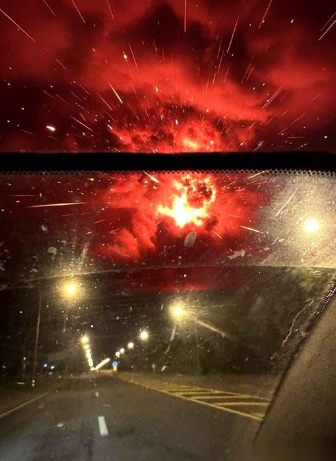 前脚刚签完和平协议，后脚F-16就飞过去炸了。
就俩月，墨迹都没干透。
坦克都开