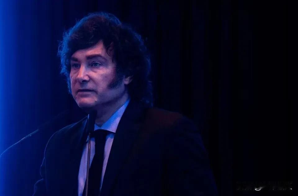 米莱获得意大利国籍。12月13日，阿根廷总统米莱获得了意大利国籍，当然还有他的妹