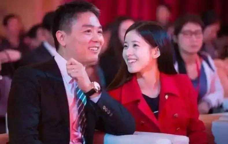 同样是夫妻，前后真的有明显差别。之前章泽天一头乌黑长发尽显东方女性的柔美，对刘强