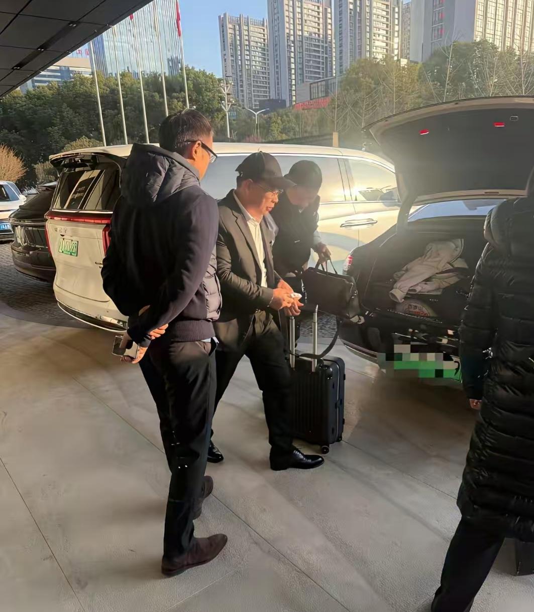 余承东刚被河南网友拍到，他正从酒店门口打算上车，乘坐的是一辆尊界s800。
昨天