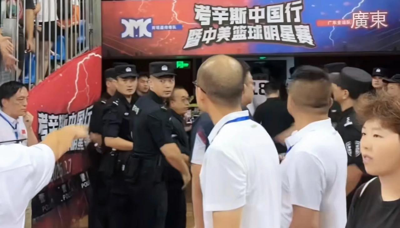 重庆的一场热身赛，广东全运队78-90不敌美国考辛斯中国行肯塔基明星队。
双方近