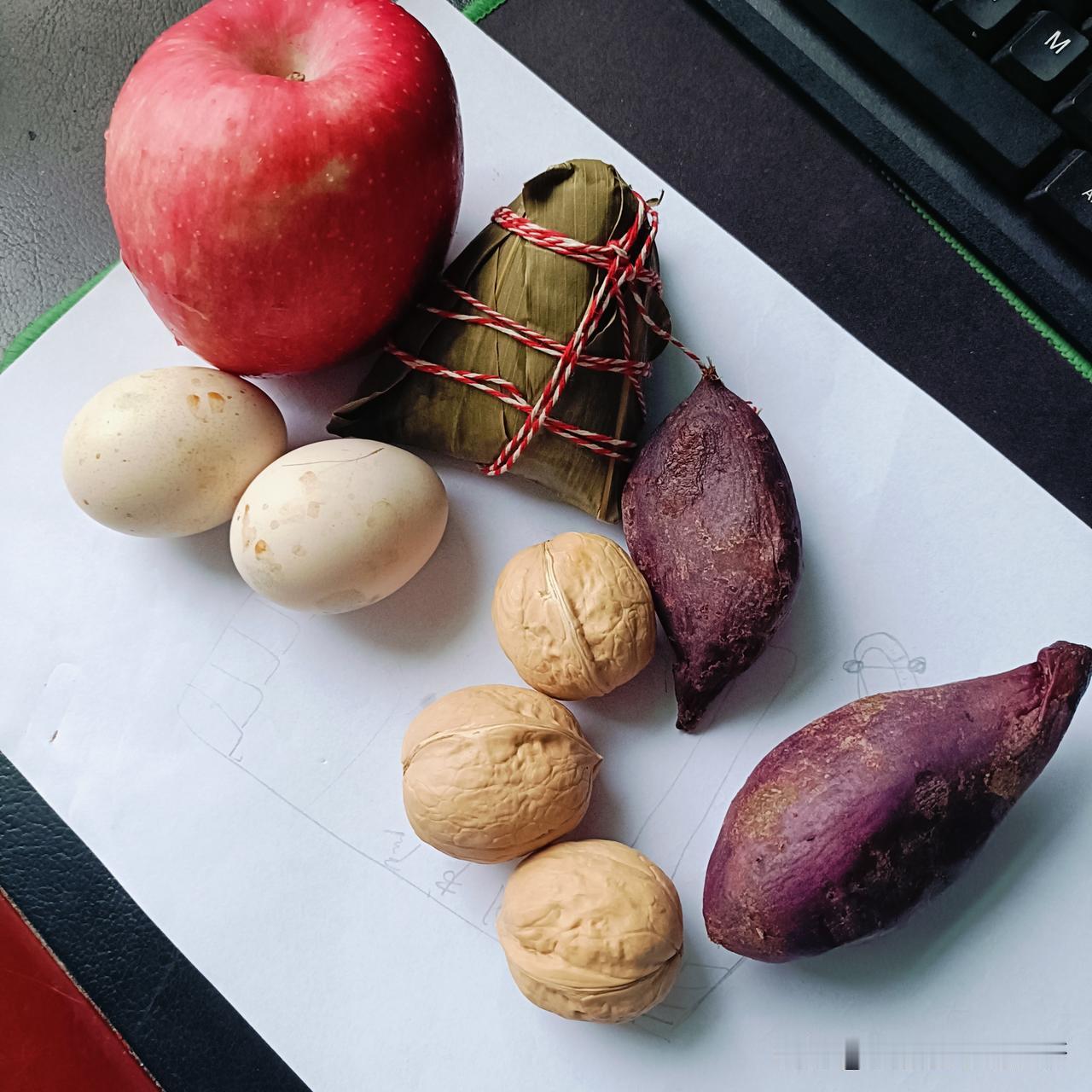 这是我的早餐，数量有点多，一个粽子，一个苹果，两个紫薯，两个鸡蛋，三个核桃，还有