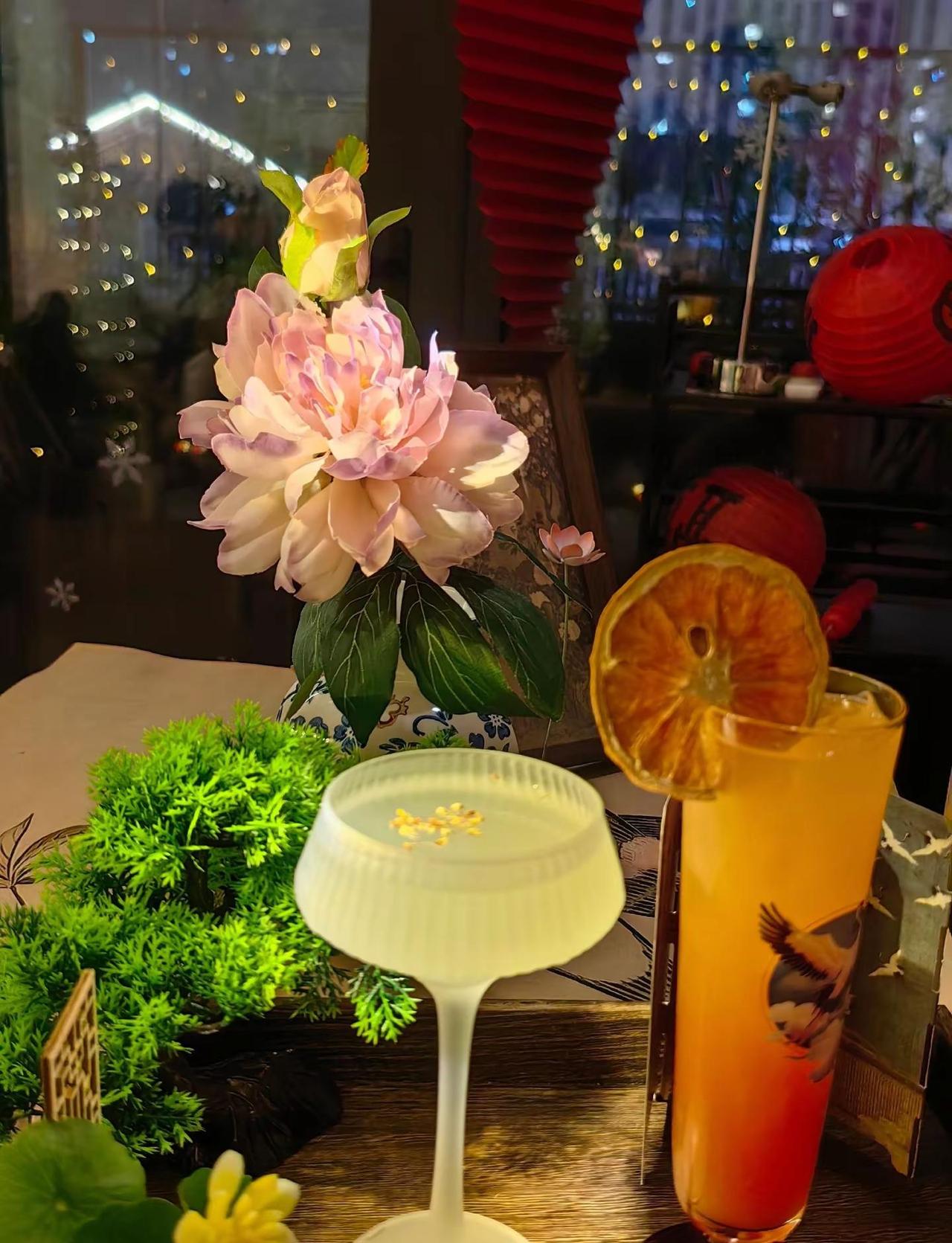 -浅酌一杯是给生活开个‘微醺小差 管他呢 先快乐’～”