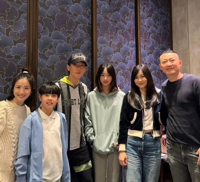 吴尊一家与林依晨在台北聚餐，两人曾合作偶像剧《东方茱丽叶》。18年过去了，吴尊和