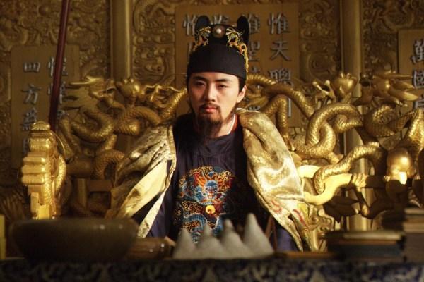 “他替朱元璋监修《大明律》刑部卷，却在‘斩立决’三字旁画了把断柄锄头——皇帝盯着