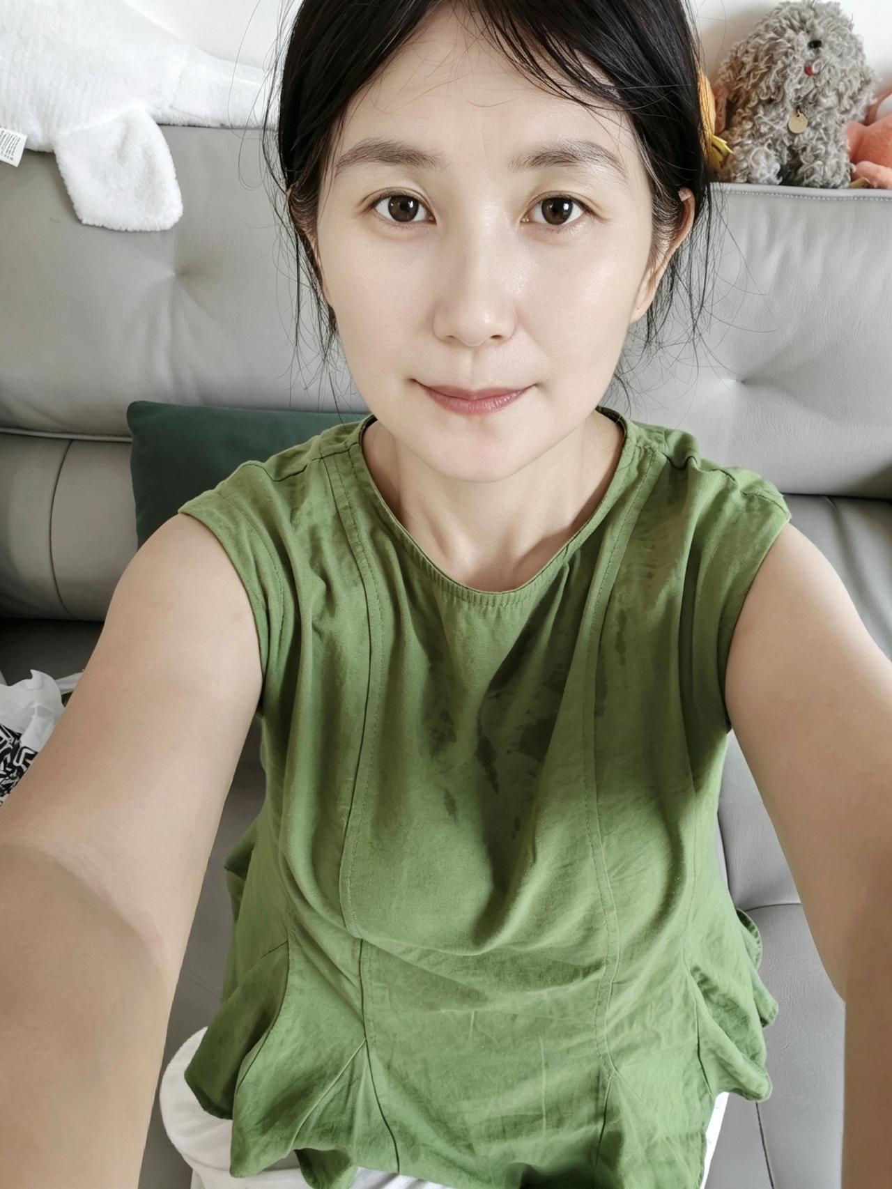 整天被友友夸奖漂亮，我都忘了自己本来长什么样子了哈哈。

五十岁的老阿姨整天夸自
