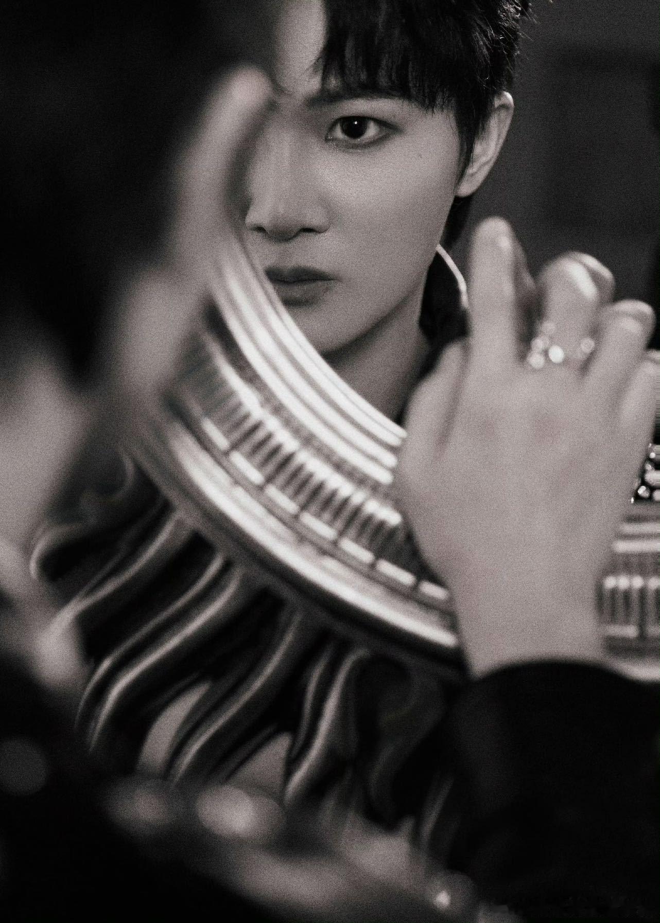 周深银黑披风战衣气场全开 银黑披风勾勒利落线条，周深红毯造型气场拉满，清冷矜贵又