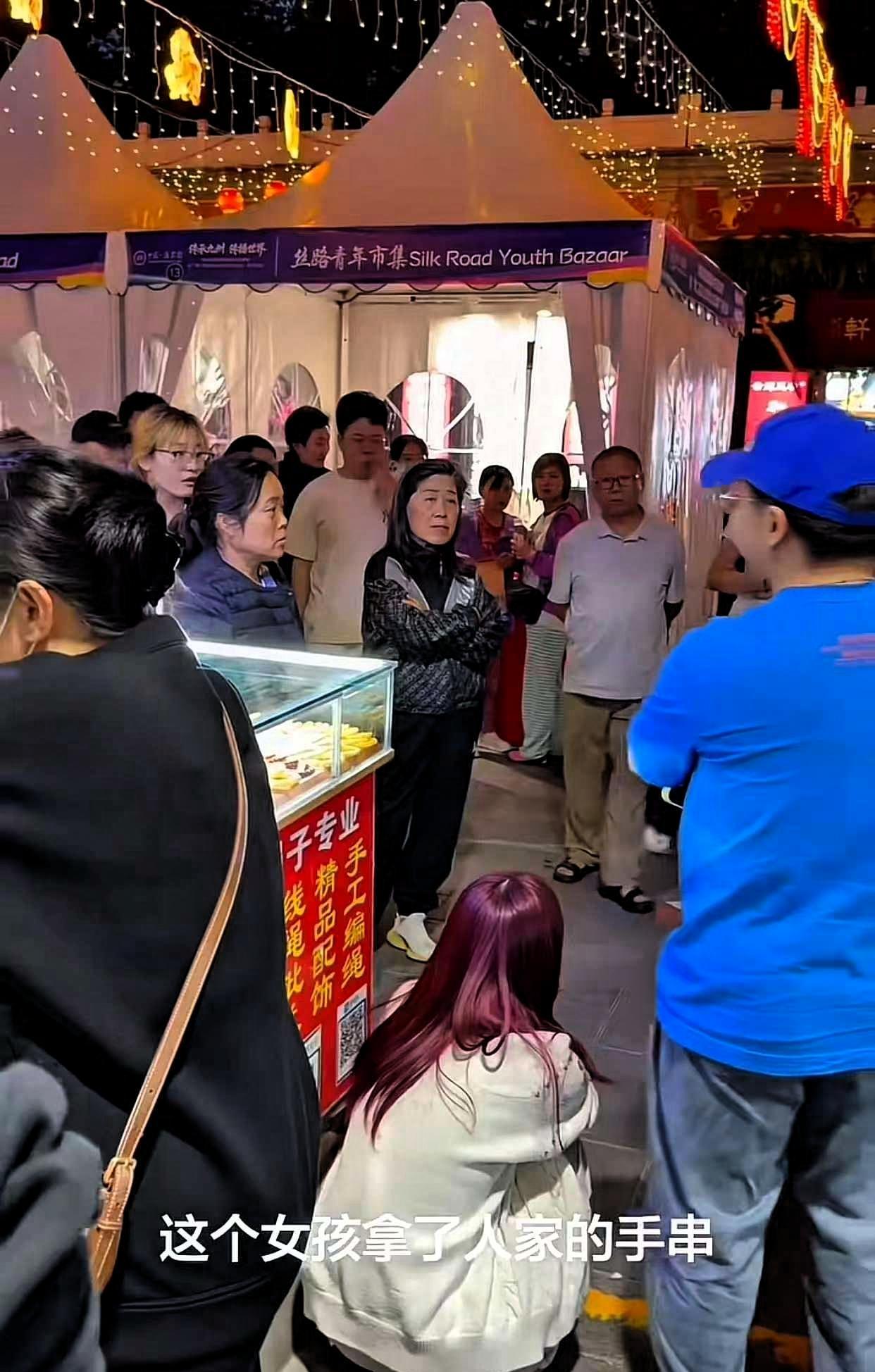 近日，北京潘家园古玩市场，一对年轻男女在一家店内看手串，可看了以后，女子没有付钱