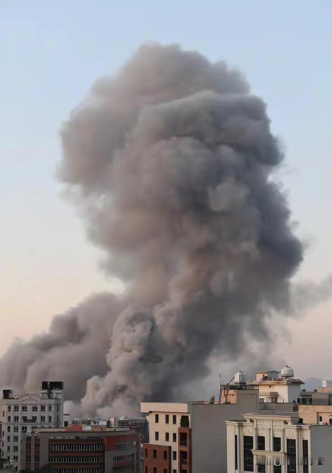 伊朗再下去真让人担心

伊朗伊斯兰革命卫队空军指挥官萨达尔·伊斯梅尔·德甘及其家