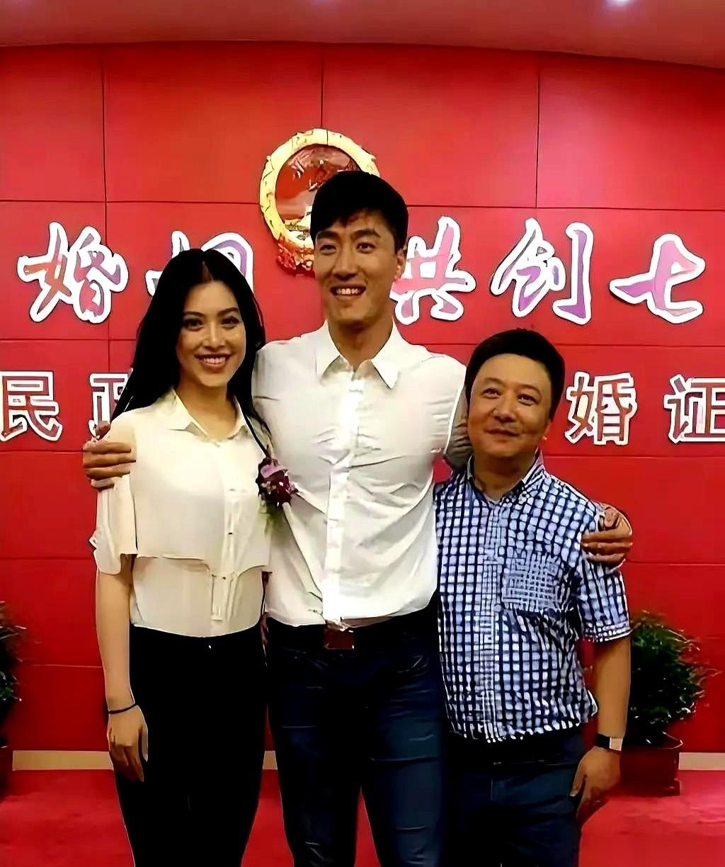 翻开当年刘翔和葛天在民政局领证的老照片，你会发现一个直接推翻看客“常理”的肢体动