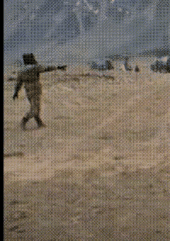 难怪阿三不敢吱声，转身就跑，这六亲不认的步伐，搁你你也跑
刚刚看到一个边防的镜头