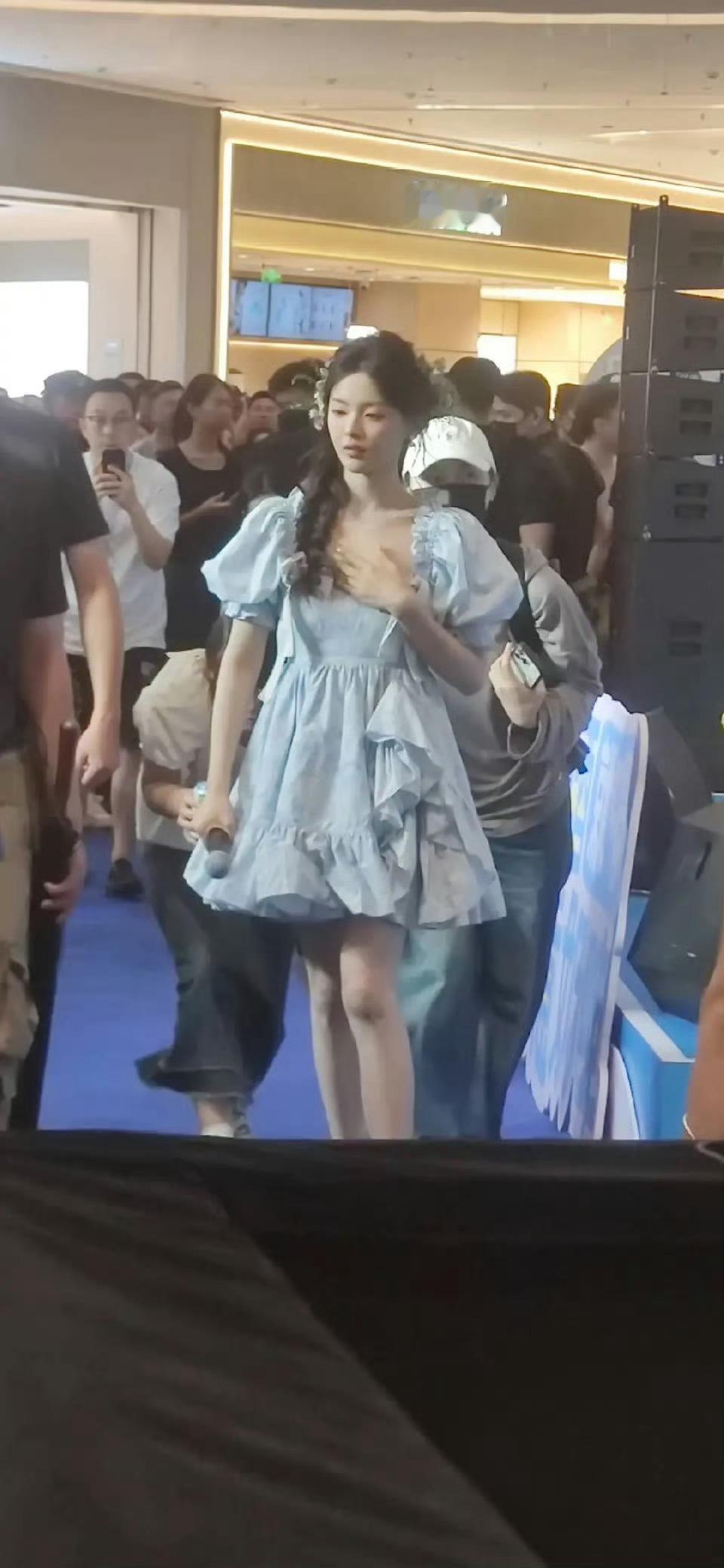 杨超越的商业活动路透图，这个生图颜值能打吗？ ​​​