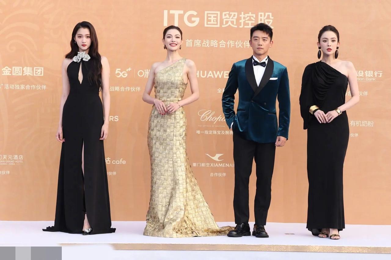 郑凯这次有点鸭梨山大啊！

同台的三位女星，不仅个个美丽动人，而且还个个身材高挑