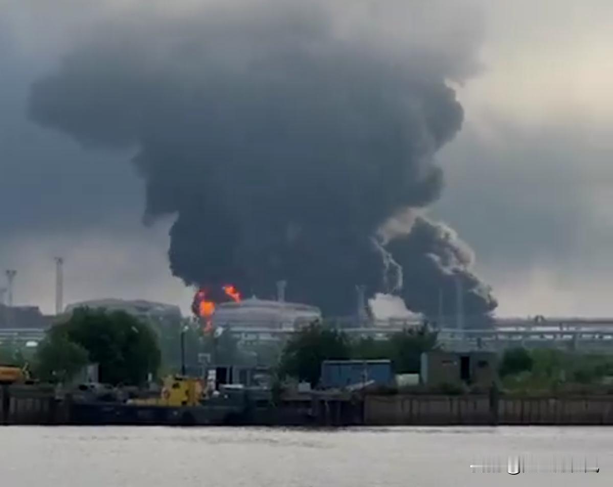 乌军袭击俄圣彼得堡石油码头发生爆炸起火！袭击俄别尔哥罗德，导致全市电力和供水中断