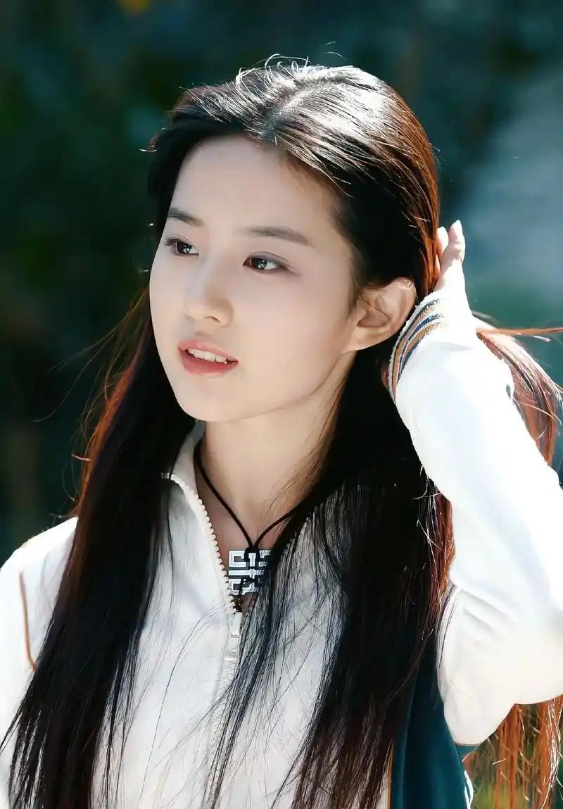 一组最新写真在社交平台刷屏，再次将“神仙姐姐”的清冷纯美刻进大众心间。镜头下，刘