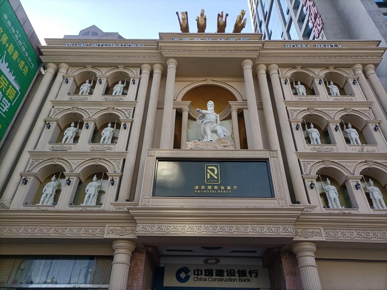 来城区吃饭时，
旁边的毕业半年的小伙说，
工作半年，压力大，有的人挺烦的，全身指
