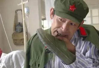 一次，丁晓兵把一只手揣进裤兜走路时，两名纠察上前纠正，丁晓兵笑着说拿不出来，两位