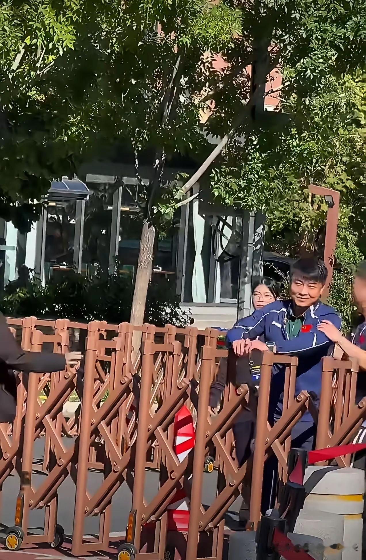 十几二十个代言，年收入大几千万，

海报铺满城市大屏，走到哪都有粉丝尖叫簇拥！