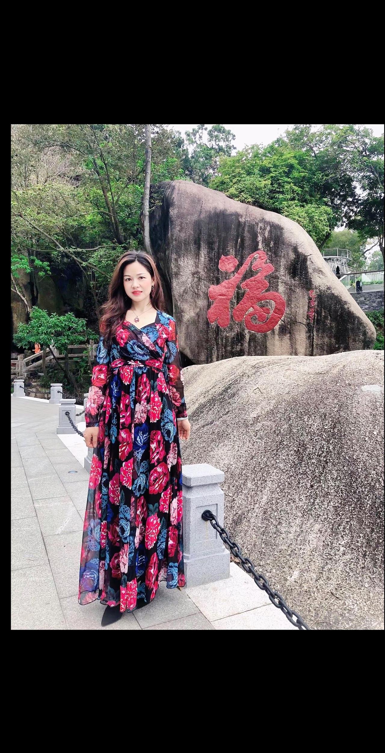 春天的每一个瞬间，都值得用镜头定格收藏穿搭风景中的女子 红花裙山景情