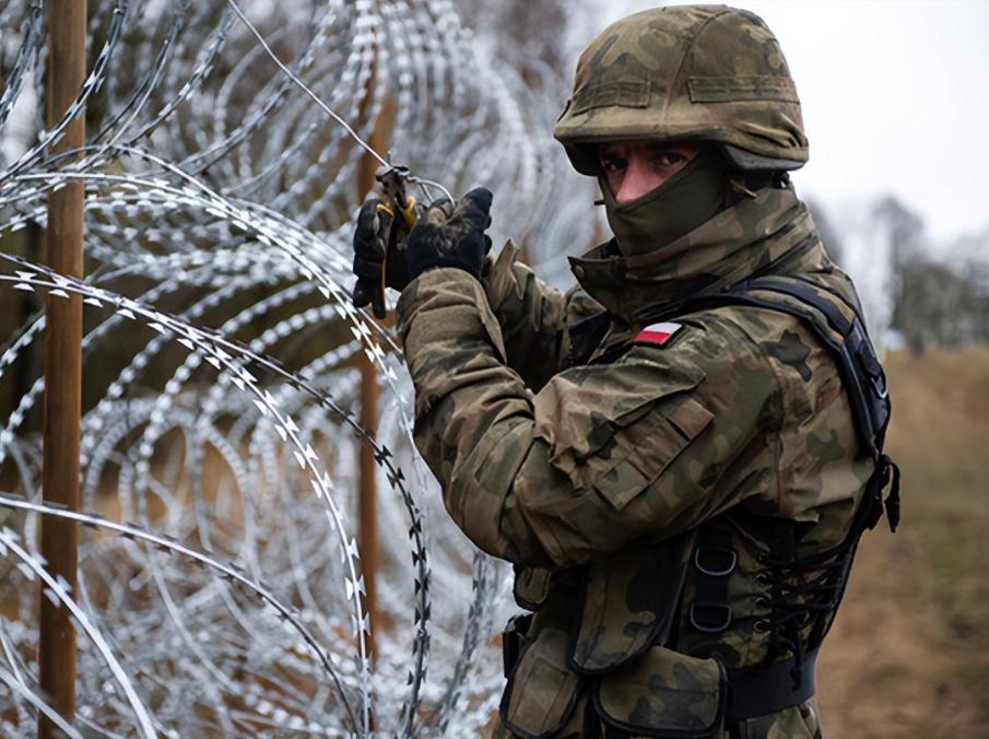 放着俄罗斯不管，万万没想到，波兰竟然调转炮口指向德国！

究其原因，波兰与德国之