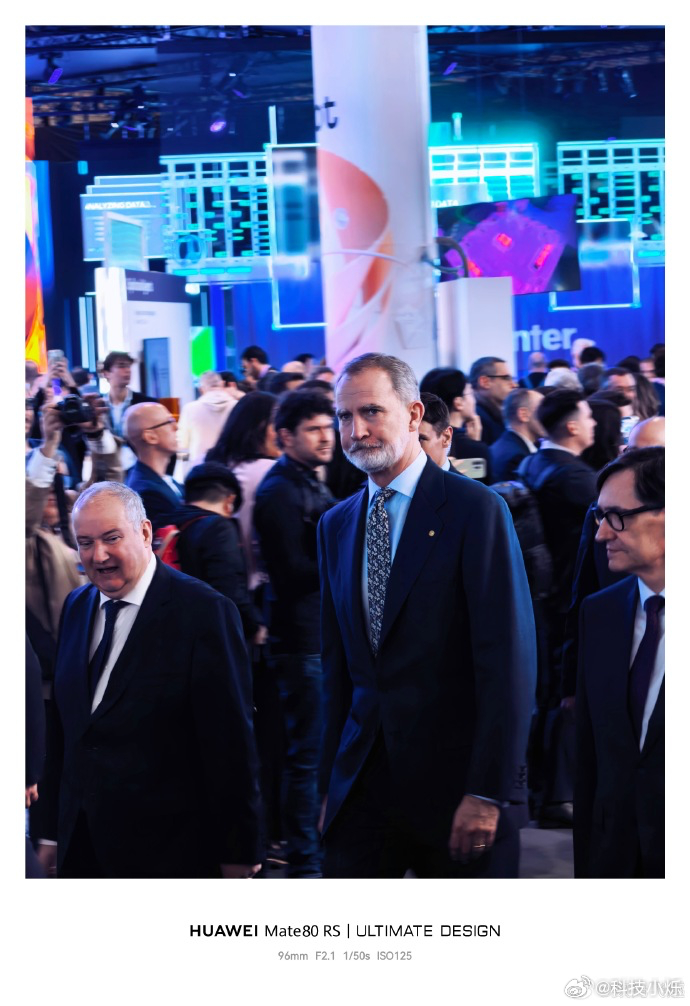 我宣布：MWC这波名场面必须给荣耀Magic V6！水里折来折去还稳得一批，现场