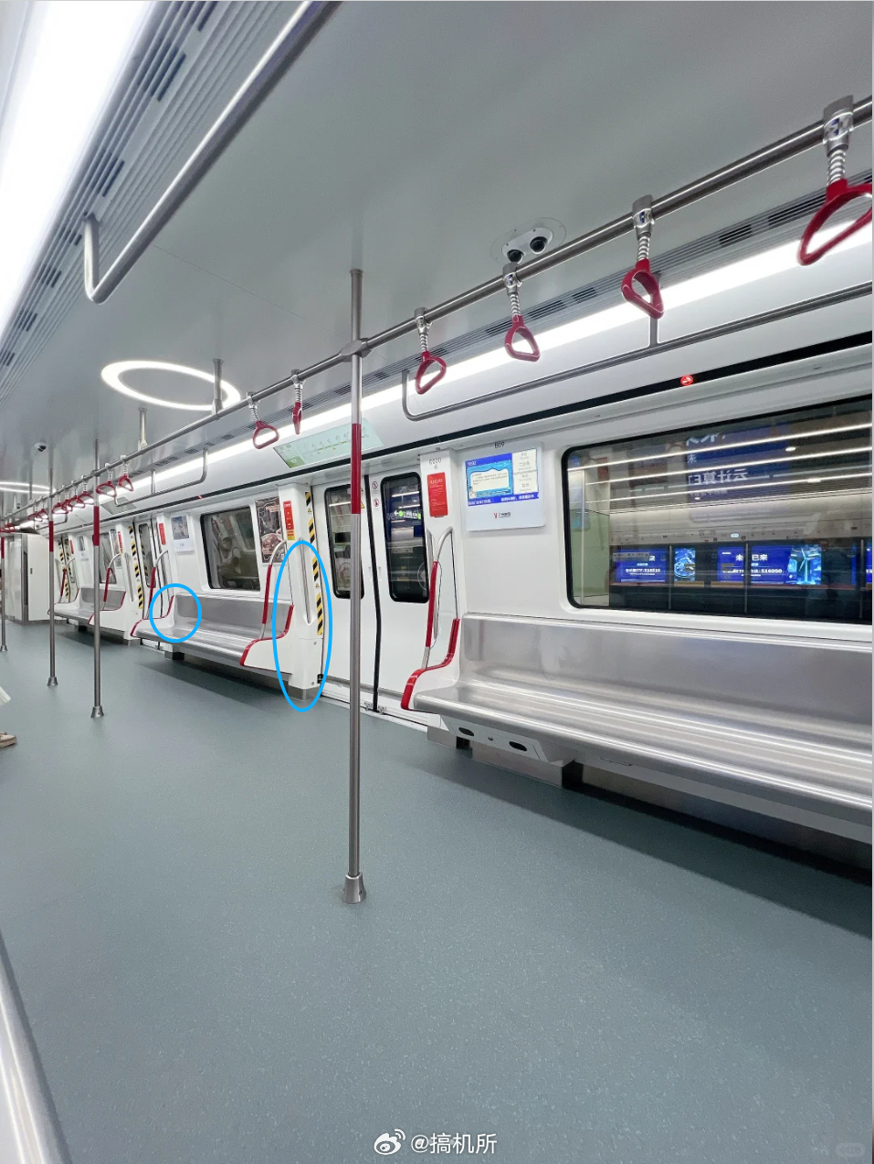 地铁上最夯的位置最夯的还得是边坐跟门边的三角区域，完全不用担心人挤人