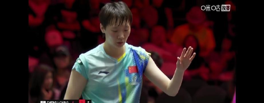 决胜局，对手刚要发球，她的球迷喊疯了。
王曼昱手一抬，全场瞬间哑火。
不是庆祝手