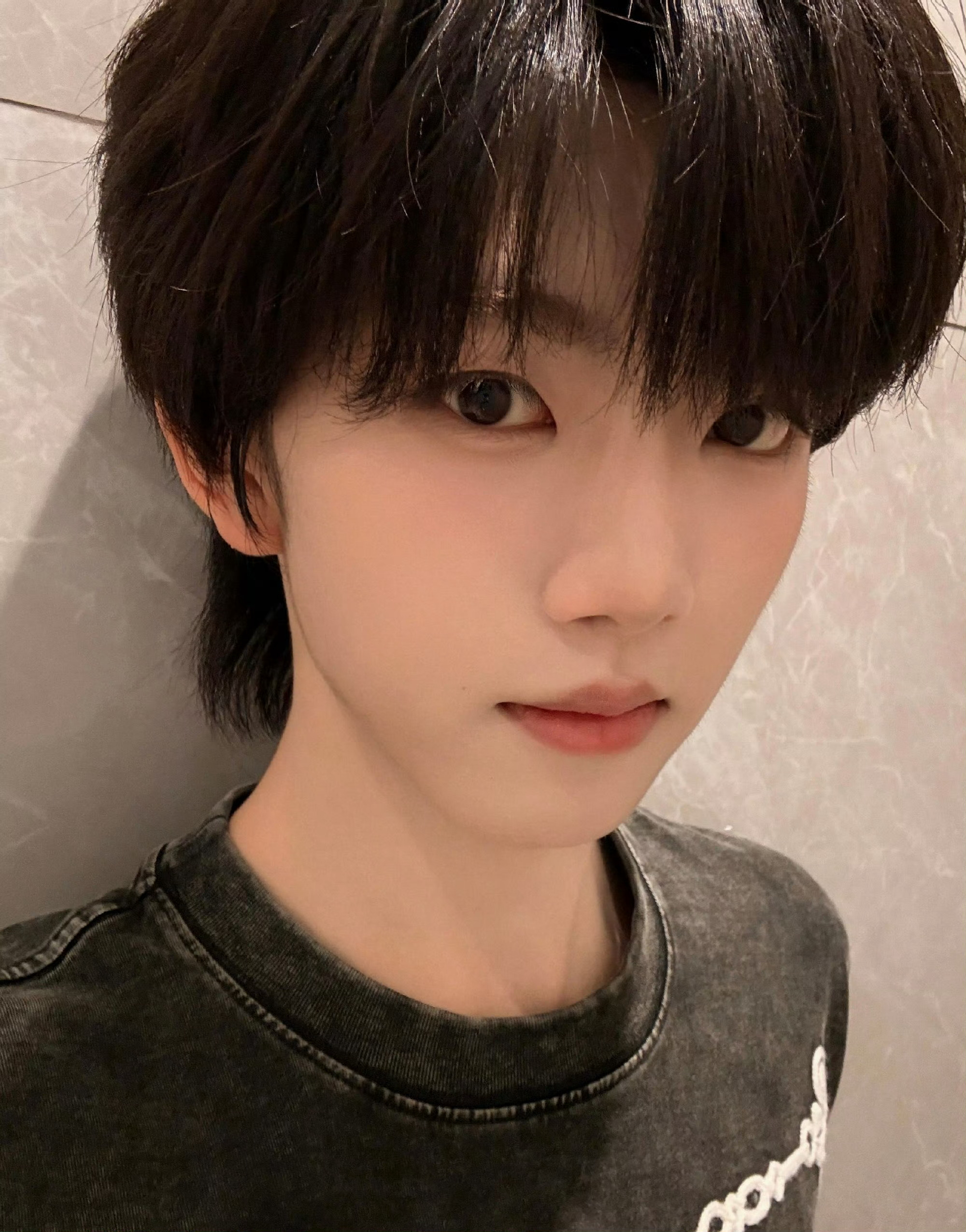 张函瑞泡泡更新自拍🥰顺利抵达澳门，状态元气满分。少年模样乖巧灵动，静待他在家族