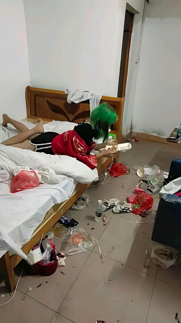 外表光鲜亮丽，实则邋遢至极。她们是怎么忍受得了这一屋子里乱七八糟的垃圾，还视而不