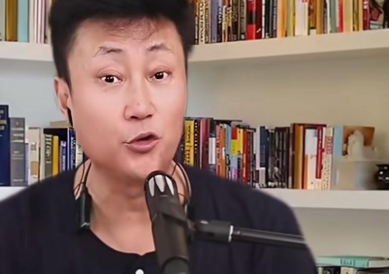 大家都纷纷夸赞小宝长得好，身体结实。耿老师说是贺老师这个妈妈喂养得好。耿老师说贺