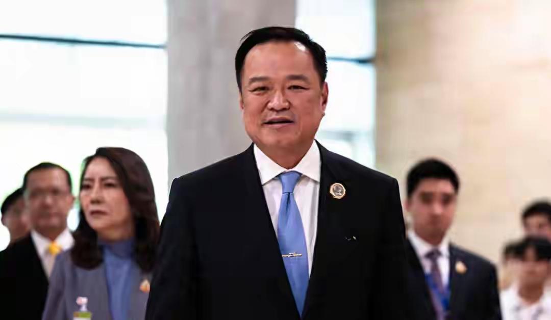 泰国政府通告全球，洪森一败涂地，柬军狼狈逃离