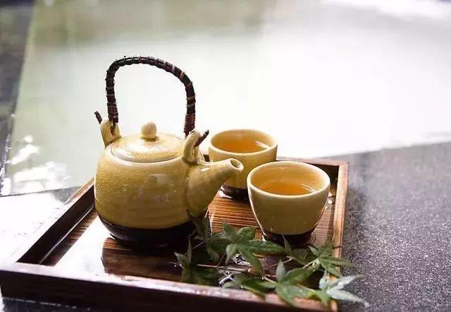 湘春夜月 · 耆老问

说清贫，六尘难解勾魂。晓听婉啭莺歌，闲看又黄昏。素愿宴清