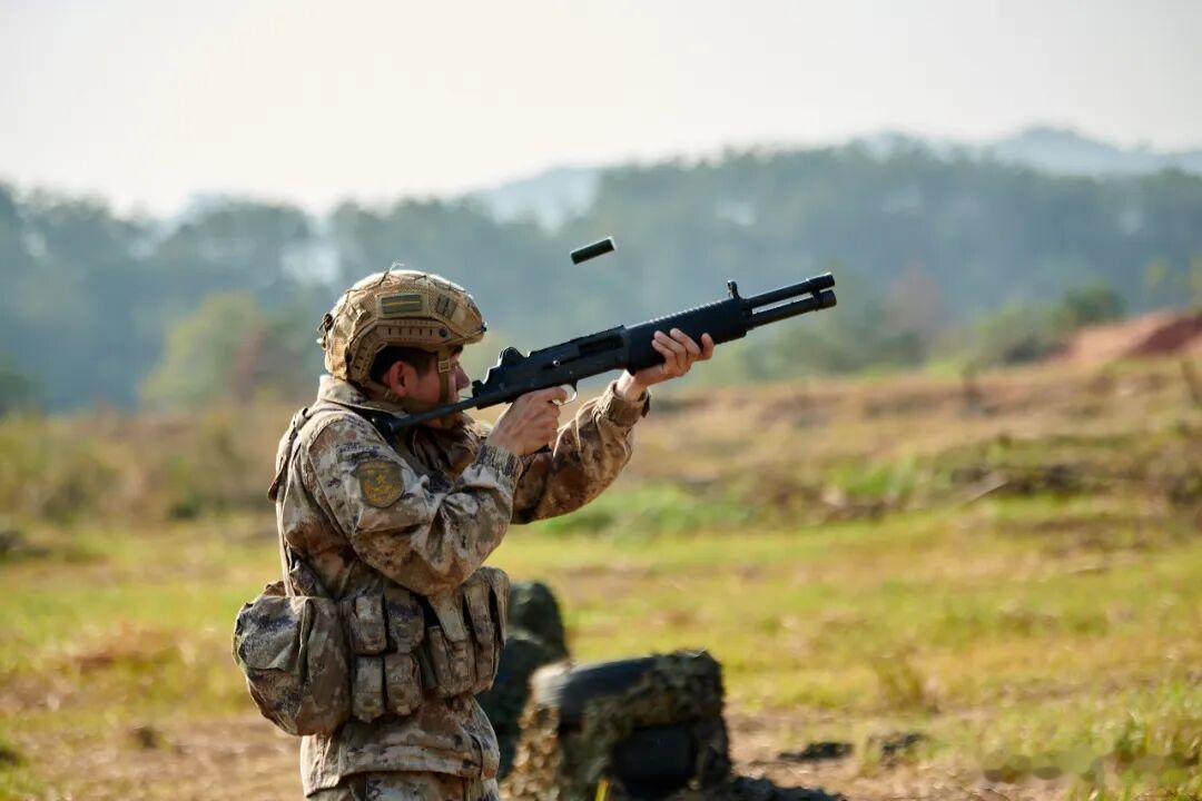 枪王对决陆军步兵学院射击训练场迎来了第五届“精英”射击邀请赛，军队院校的射击精英
