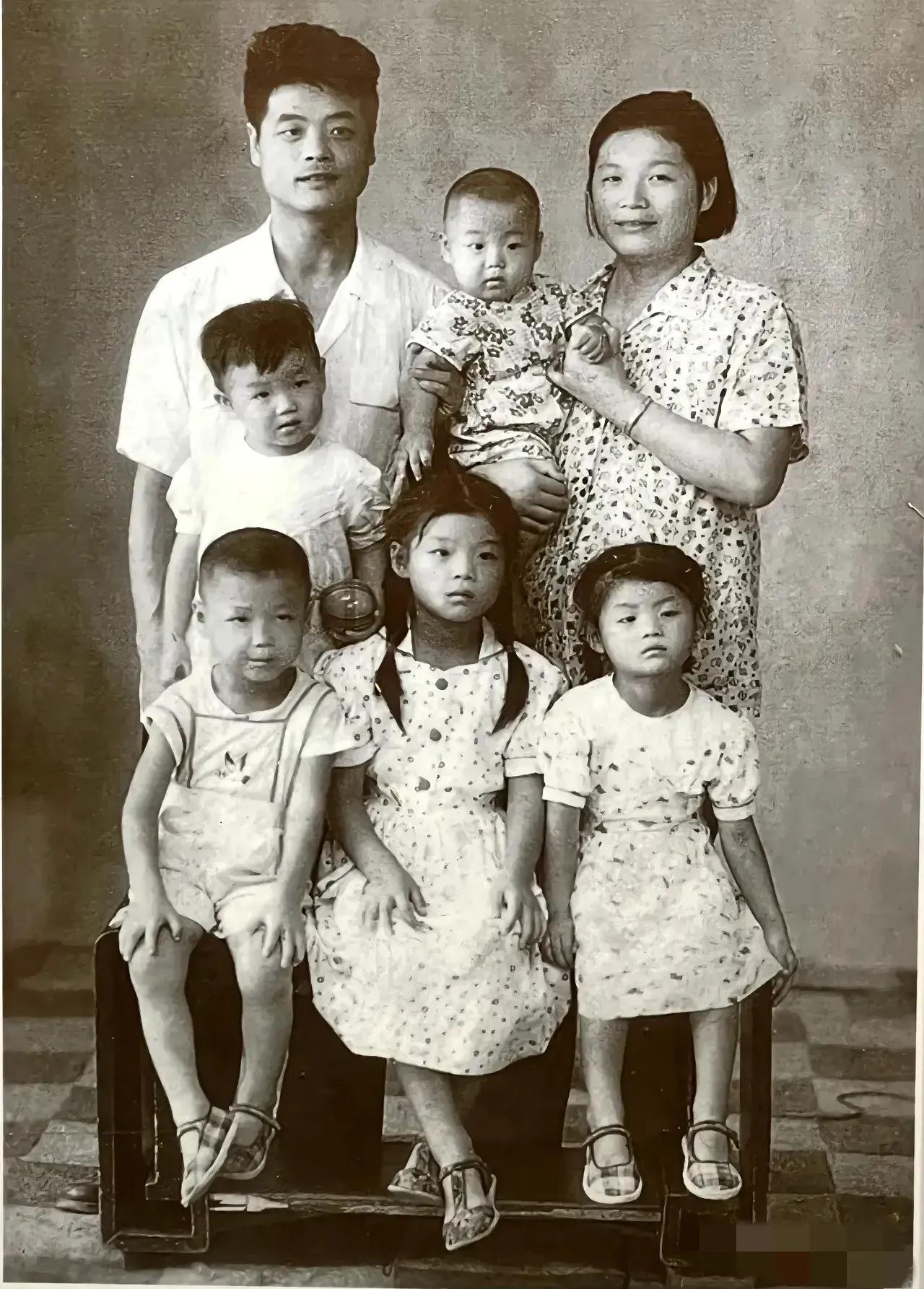 50年代，北京，一个七口之家，留下的合影，爸爸穿着衬衫，看起来年轻帅气，母亲穿着