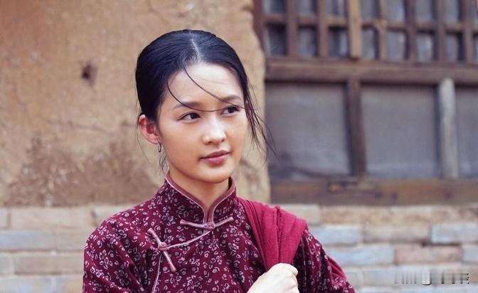 拍《白鹿原》的时候，何冰已经53岁了，而李沁才31岁。有场戏他们得躺在一起，这一